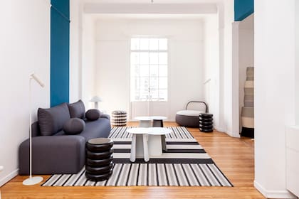 En el rincón, sillón ‘Pipe’, de Cristián Mohaded para Interieur Forma. Lámpara de pie (Imdi). Mesas blancas (Cúmulo). Mesitas negras (GHC)