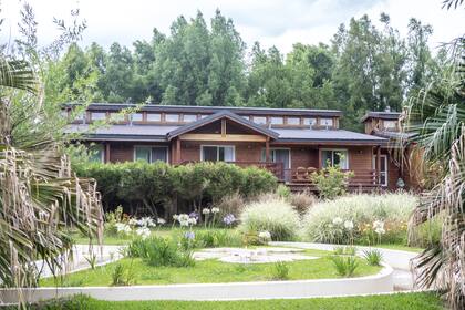 En el río Carapachay, tiene habitaciones en el edificio principal y bungalows con muelle privado.