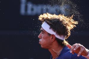 En el Río Open y bajo una temperatura muy alta, Francisco Comesaña venció al chileno Nicolás Jarry y avanzó por primera vez a los cuartos de final de un ATP