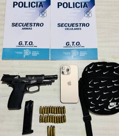 En el rodado, los efectivos secuestraron una riñonera con una gran cantidad de dinero en efectivo, un celular marca iPhone, una pistola calibre 9 mm marca Bersa TPR cuya numeración estaba “limada”, más de 16 municiones y otra pistola en la recámara.