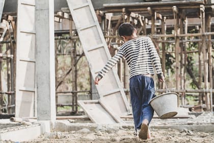 En el rubro de la construcción, muchos chicos comienzan a trabajar como ayudantes, cargando agua, material o herramientas