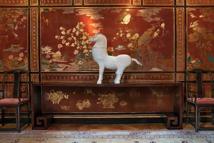 En el Salón Chino, con paneles lacados pintados a mano según el modelo de laca Coromandel, impacta una escultura de terracota de la dinastía Han que descansa sobre una monumental consola china de madera.