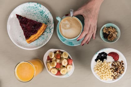 En el salón con vista a los cerros se sirven tés en hebras, budines, tortas con harina de nuez, yogurt con granola casera, panes de masa madre, mermeladas artesanales con fruta de la zona, scones, chipá, croissants y muchas otras delicias.