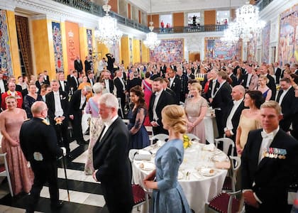 En el Salón de los Caballeros –que luego se convirtió en pista de baile– los invitados se pusieron de pie cuando ingresaron los príncipes herederos. 