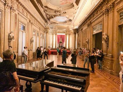 En el salón dorado se lucen dos pianos 