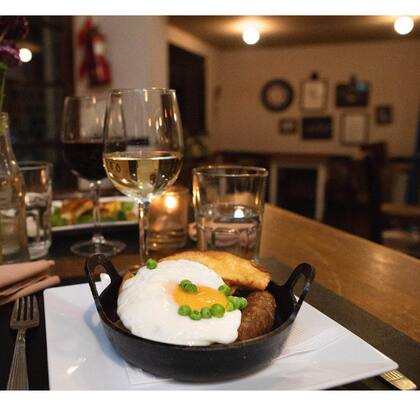En el salón o en la vereda, en Elebar se celebra la amistad
