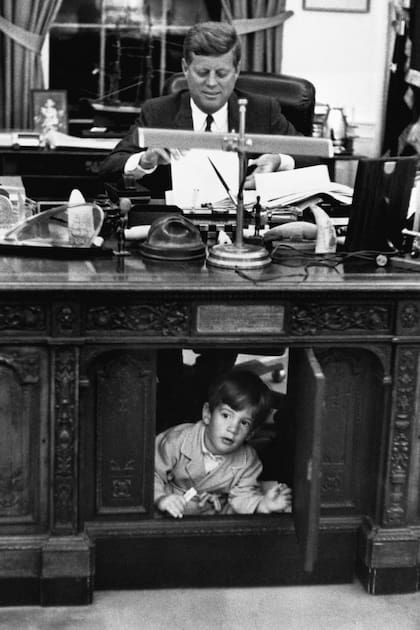 En el Salón Oval, en 1962, una de las imágenes más icónicas del Presidente y su hijo John Jr., luego conocido como John John. Abogado y editor de George, una revista de política, murió en 1999, en un accidente aéreo junto con su mujer, Carolyn Bessette.