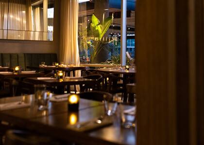 En el salón se juega con la luz interior y exterior