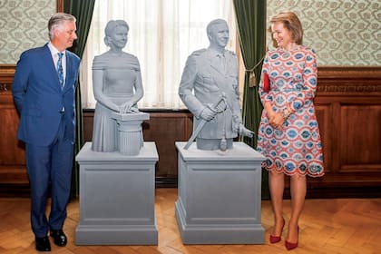 En el salón verde del Palacio del Senado, posan con los bustos con sus imágenes que realizó el artista Hans Op de Beeck en homenaje al décimo aniversario de reinado.