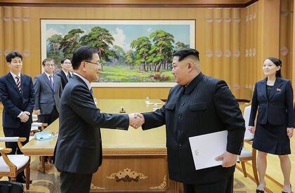En el saludo de los líderes coreanos se concentran dos modelos de control, antagónicos pero similares en sus consecuencias.