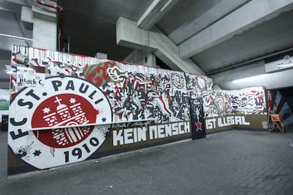 En el Sankt Pauli, club obrero y antifascista de Hamburgo, pintaron la hinchada bajo la frase "ninguna persona es ilegal".