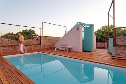 En el sector pileta, silla playera (Mercado Libre) y canasta (Berni.dit).