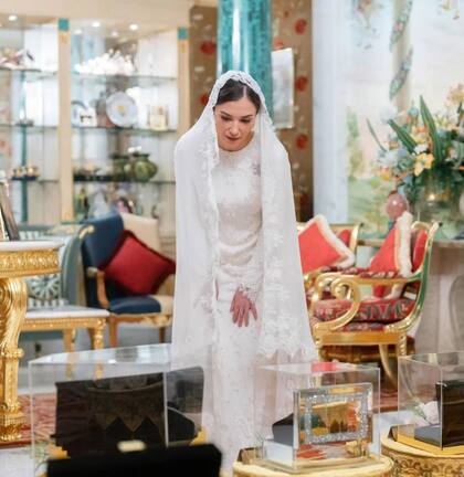 En el segundo día de eventos, la novia curiosea los regalos.