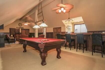 En el segundo piso se encuentra una sala de entretenimiento con bar, mesa de pool y televisión gigante