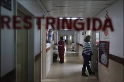En el segundo piso, una puerta de dos hojas con la leyenda "área restringida" anuncia el comienzo de la Terapia Intermedia. Allí dentro, al fondo del pasillo, detrás de una puerta blindada, está la Unidad de Atención Presidencial.