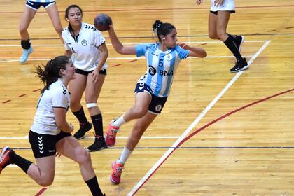 En el seleccionado de handball juega como pivote, cerca del área; una de sus habilidades es la ubicación, con la que suele anticiparse para ganarles las espaldas a las defensoras.