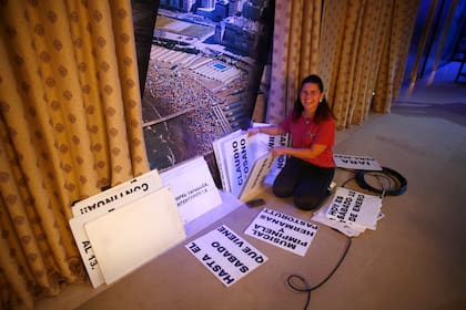 En el set montado en el Hotel Costa Galana, una colaboradora acomoda, como un rompecabezas, los "cartones" que serán leídos al aire por las conductoras