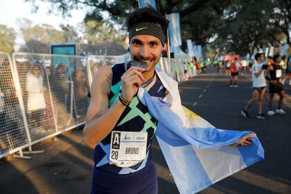 En el sexto lugar del podio masculino ingresó el argentino Federico Bruno (1h.02m.10s.)