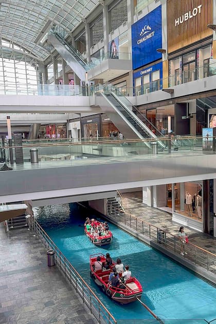 En el shopping se puede circular en sampán