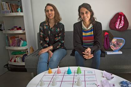 Carolina Zotta y Ana Fukelman, en el showroom de Viva la copita