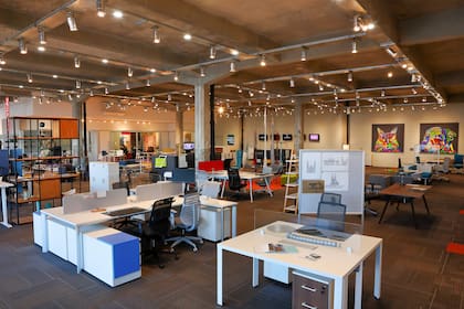 En el showroom se pueden probar los equipamientos: desde sets de escritorios hasta más de 40 modelos de sillas