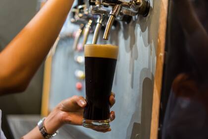En el siglo XVIII, la cerveza stout caracterizada por su característico color oscuro y sabor intenso, ganó gran popularidad gracias a la famosa cervecería Guinness, fundada en 1759