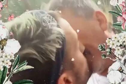 En el singular desafío, Ricky besó en la boca sin previo aviso a su hermana, su cuñado y a su padre Ricardo (foto)