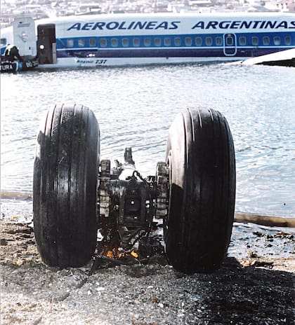 En el siniestro, el Boeing perdió uno de sus trenes de aterrizaje. Lo mismo le sucedió con sus turbinas. Los peritos indicaron que el avión quedó "Written-off" (en la jerga: daños que exceden las posibilidades de reparación).