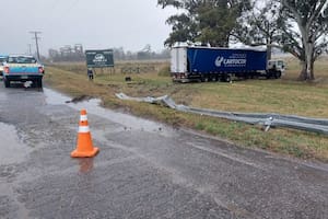 Por la intensa lluvia, un camionero se despistó y murió aplastado por el transporte que conducía