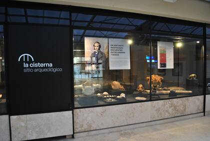 En el Sitio Arqueológico La Cisterna, en Moreno 550, se encontraron desde restos de megafauna prehistórica hasta platos con consignas federales de los tiempos de Rosas