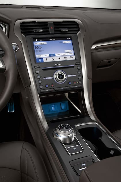 En el sobrio interior la pantalla de 8" domina la consola central