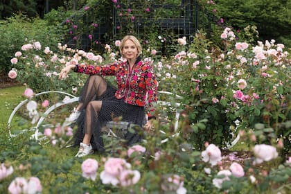 En el "Solo bench", una obra de Pablo Reinoso, rodeada por rosas inglesas