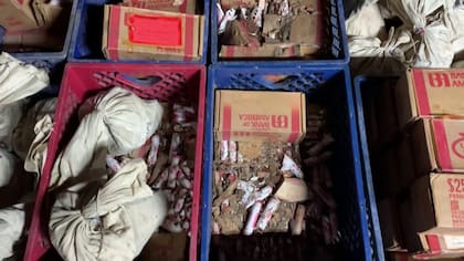 En el sótano de la casa en Los Ángeles se encontraban bolsas y paquetes con muchos centavos