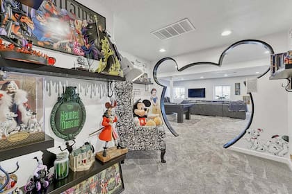 En el sótano hay un área decorada con motivos de Disney y una extensa colección de artículos de la marca