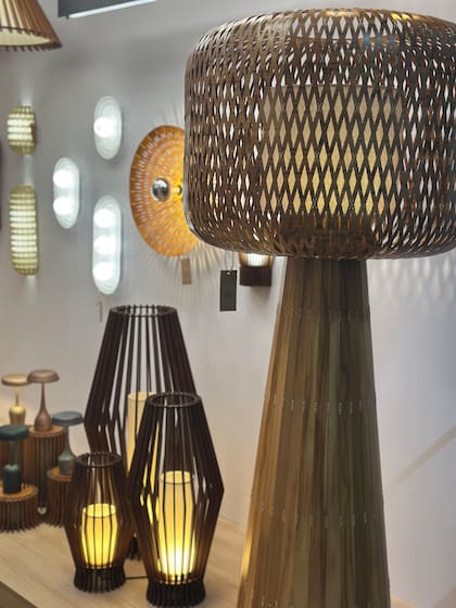 En el stand de Attimo, las luminarias artesanales en fibras y maderas trenzadas crearon un paisaje cálido y orgánico, donde la luz se filtra suavemente entre texturas naturales.