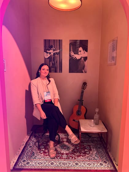 En el stand de Coral, un rincón íntimo homenajeó al artista brasileño João Gilberto, recreando su universo creativo con fotografías, guitarra y una paleta cálida que evocaba la sensibilidad de su obra.