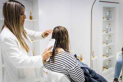 En el stand de Dove en Pinamar, los expertos comparten consejos y los beneficios de la línea Bond Intense Repair: reducción de puntas abiertas, control de frizz y brillo por días.