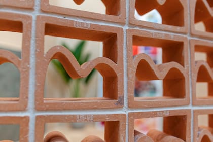 En el stand de Lepri, los cobogós artesanales simulan la silueta de un morro, transformando la cerámica en una pieza calada que combina luz, textura e identidad brasileña.