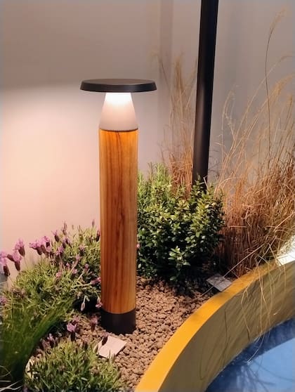 En el stand de Luce & Light, luminaria 'Olo' de exterior con base de teca tratada para resistir la intemperie