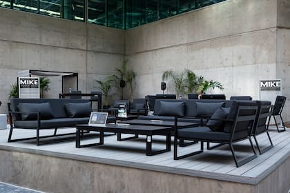 En el stand de Mike Outdoor Living en Experiencia Living se puede ver una galería completa con diferentes piezas haciendo juego en el mismo tono negro.