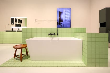 En el stand de Roca Cerámica, los baños se reinventan con una estética fresca: un verde menta enmarca la bañera y crea un refugio suave y contemporáneo.