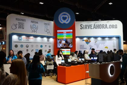 En el stand Sirve Ahora, en la entrada del Pabellón Ocre, el público colaboró con el armado de kits solidarios