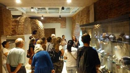 En el subsuelo de la casa se aprecian los restos de la construcción original y los hallazgos arqueológicos