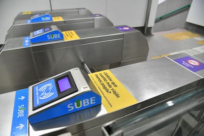 En el subte ya se puede pagar el boleto con tarjetas bancarias