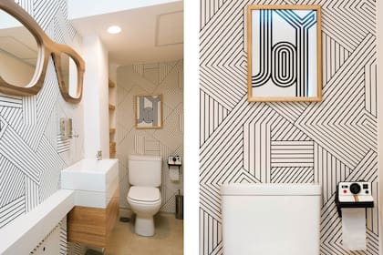 En el SUM, baño con empapelado geométrico (Picnic) y espejos con marco de anteojos (Juan Cuadros Deco).