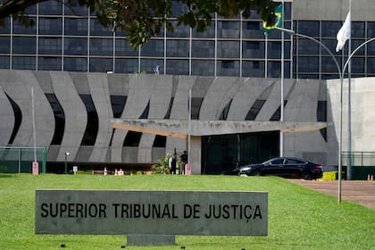 En el Superior Tribunal de Justicia, un panel de 15 jueces decidió que el exjugador Robinho debe cumplir su sentencia en Brasil.