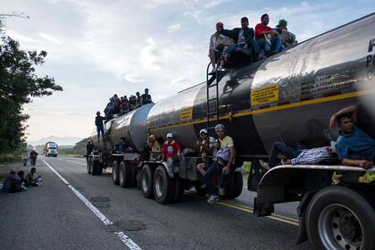 En el sur de México, la caravana de migrantes, la mayoría de ellos hondureños, se disponía a retomar hoy la ruta hacia Estados Unidos