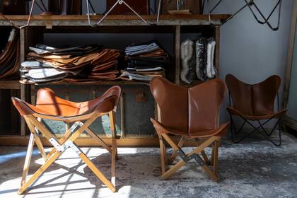 En el taller conviven dos clásicos: la BKF de 1938, fabricada con estructuras en hierro negro, cromo, oro, cobre o acero inoxidable, y la Tripolina de 1881, realizada con estructura de madera.