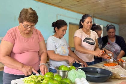 En el taller de cocina saludable, las madres aprenden a hacer conitos de verduras