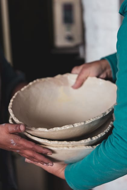 En el taller de Milada, e horno manda y la sorpresa es parte del oficio.